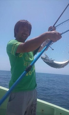 有限会社関口鉄筋工業｜新島へ出張中の休日に釣りをしてカツオなどをつりました！